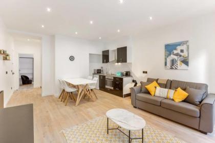 Amazing 2 Bedroom Parisian flat - image 7