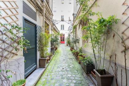 Amazing 2 Bedroom Parisian flat - image 8