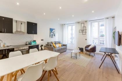 Amazing 2 Bedroom Parisian flat - image 9