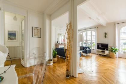 Veeve - Eiffel Elegance - image 2