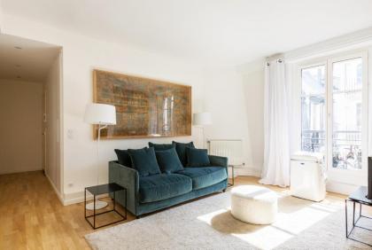 Veeve - Crisp Whites in the 16th Paris 