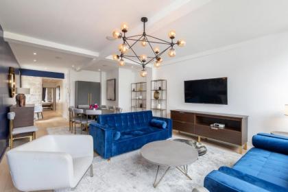 Stunning 2 Bedroom Apartment - image 14