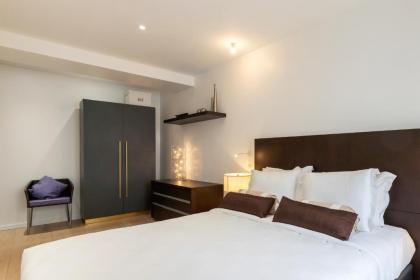 Stunning 2 Bedroom Apartment - image 9