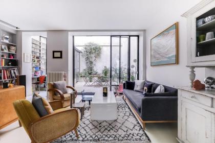 Sumptuous house with patio - image 1