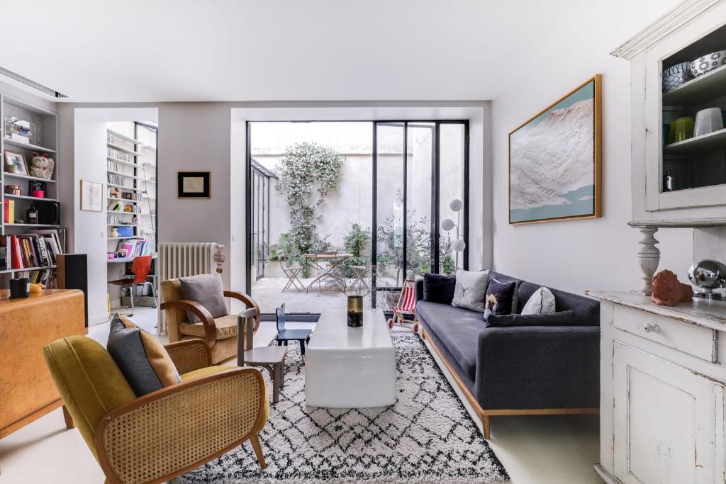 Sumptuous house with patio - main image