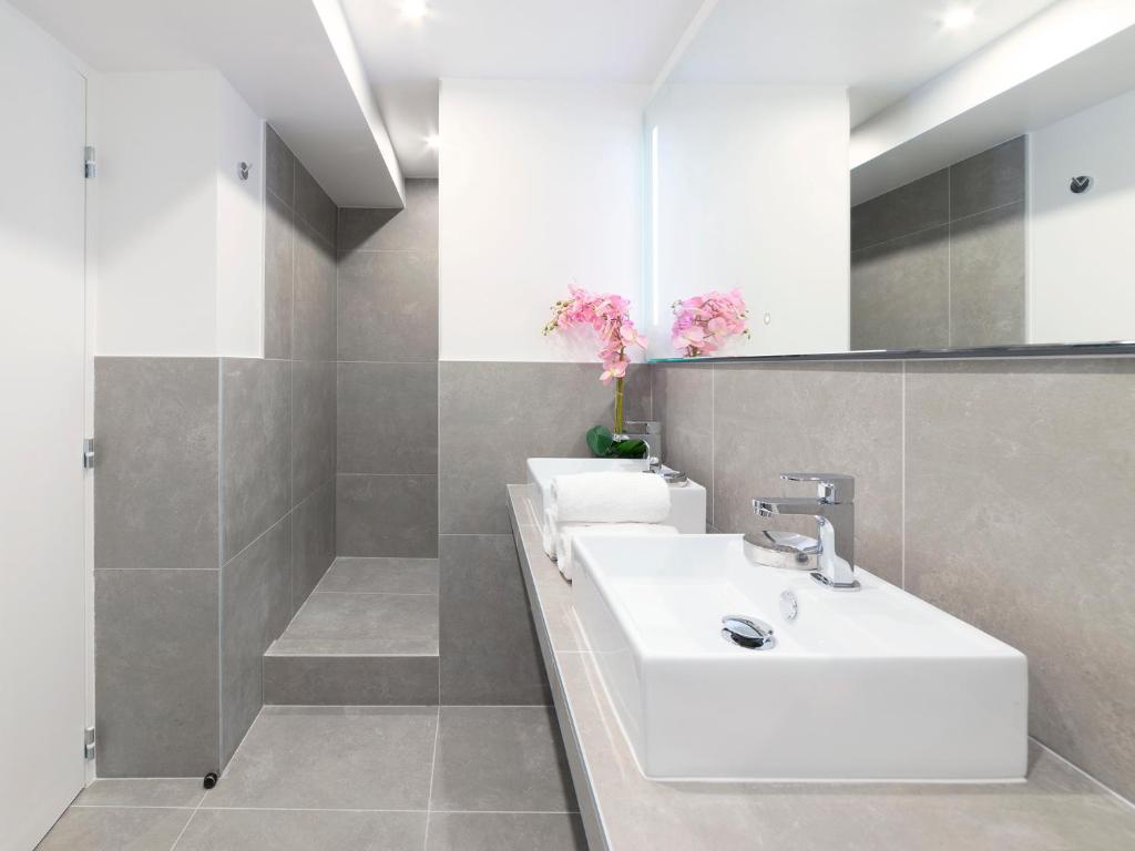 LivinParis - Luxury 4 Bedrooms Le Louvre I - image 3