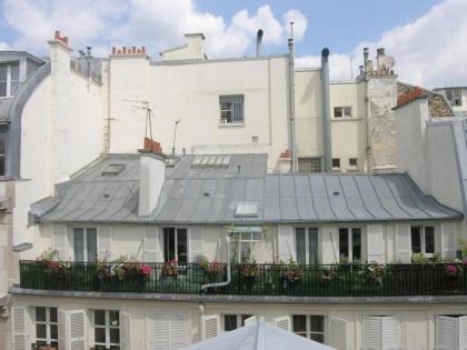SOHO CENTER/MARAIS/POMPIDOU/LOUVRE - image 14