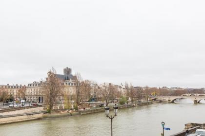 Veeve - Quai aux Fleurs Apartment - image 2