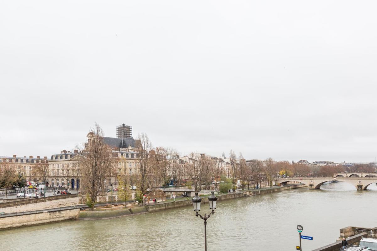 Veeve - Quai aux Fleurs Apartment - image 2