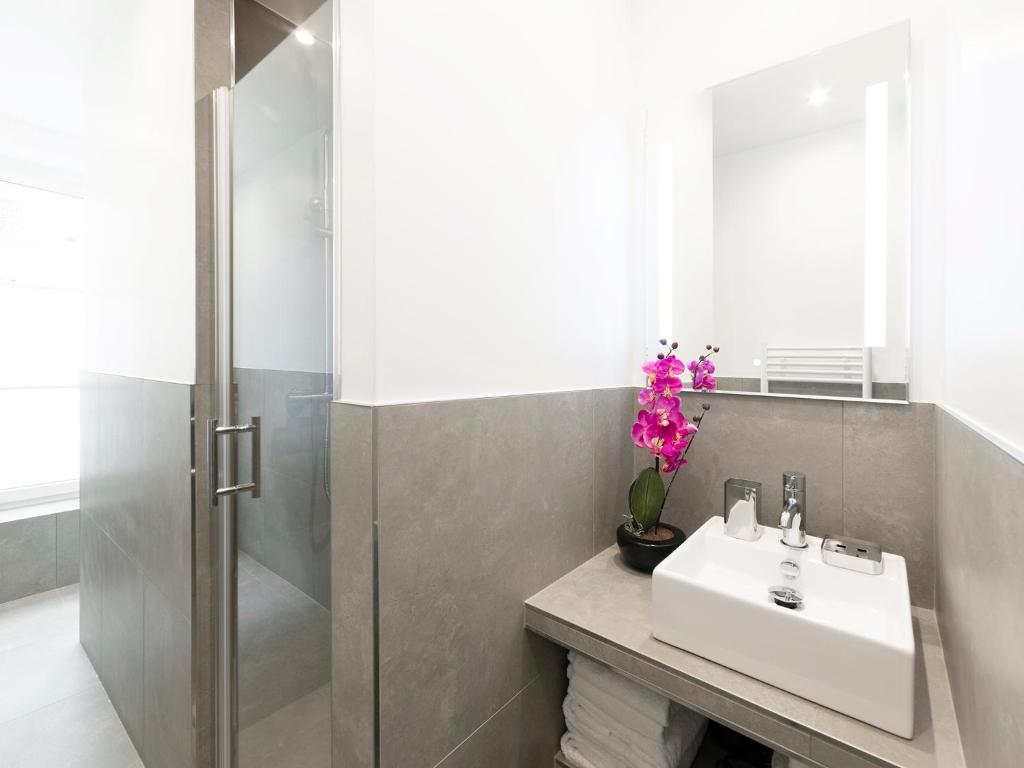 LivinParis - Luxury 3 Bedrooms Le Louvre II - image 4