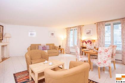101022   Family apartment for 4 people in the Louvre area