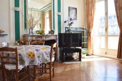 Charming 2 Bedroom Apartment with view of Paris Gare de Lyon - image 14
