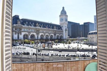 Charming 2 Bedroom Apartment with view of Paris Gare de Lyon - image 16