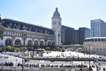Charming 2 Bedroom Apartment with view of Paris Gare de Lyon - image 17