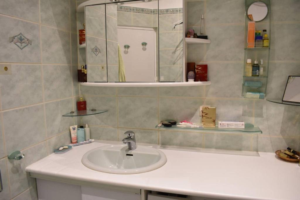 Charming 2 Bedroom Apartment with view of Paris Gare de Lyon - image 2