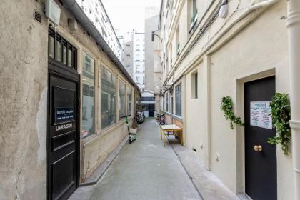 114 - Urban Saint Denis Couture - image 26