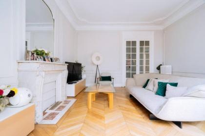 Spacious Parisian Family Apartment In 7th