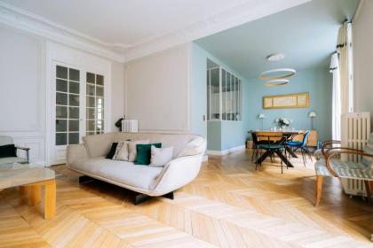 Spacious Parisian Family Apartment In 7th - image 21