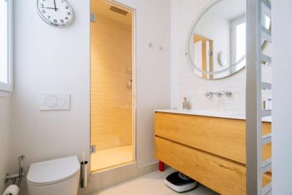 Spacious Parisian Family Apartment In 7th - image 23