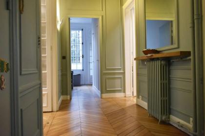 Spacious Parisian Family Apartment In 7th - image 24