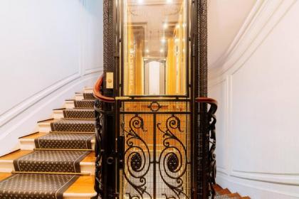 Spacious Parisian Family Apartment In 7th - image 26
