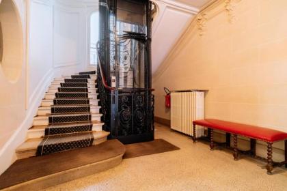 Spacious Parisian Family Apartment In 7th - image 27