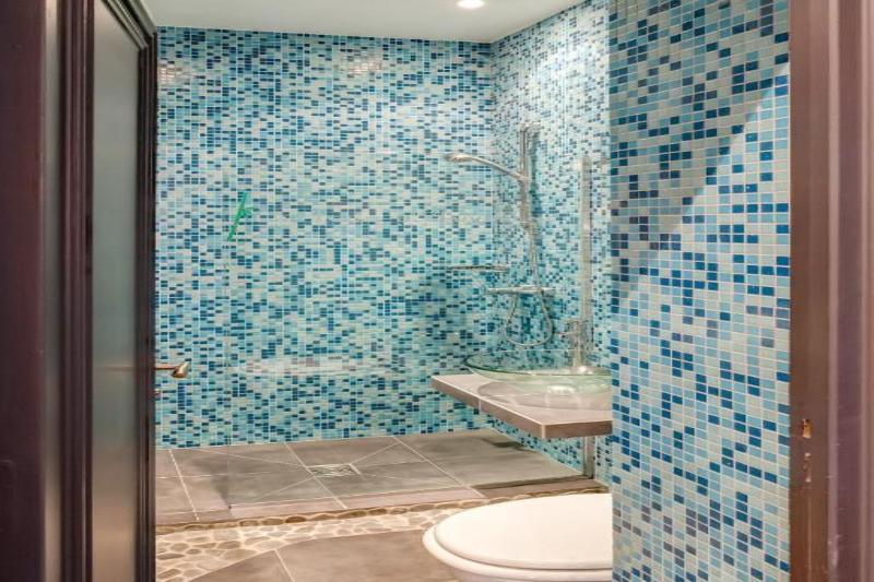 ZE HOTEL - image 4