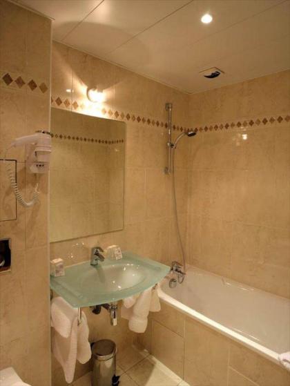 121 Paris Hotel - image 4
