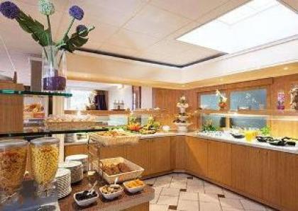 Comfort Hotel CDG Airport - image 11