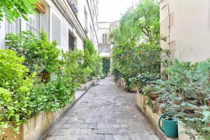 127 - Urban Beautiful 4BR in Montorgueil - image 11