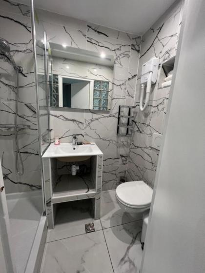 Modern's Hotel - image 11