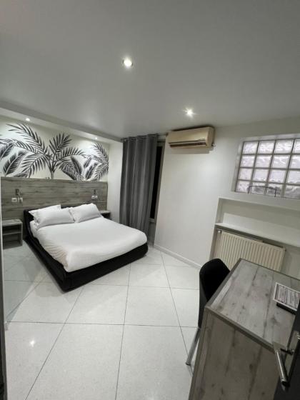 Modern's Hotel - image 14