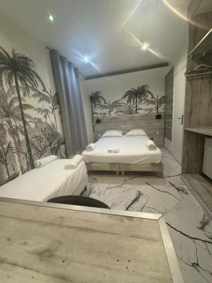 Modern's Hotel - image 15