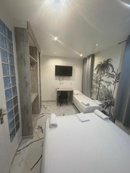 Modern's Hotel - image 20