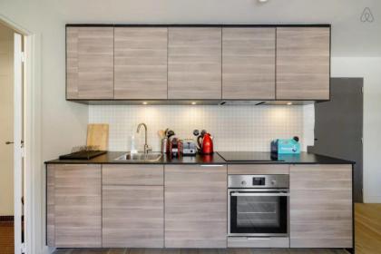 Beautiful 1 Bedroom Apartment near Eiffel Tower - image 10