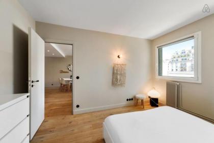 Beautiful 1 Bedroom Apartment near Eiffel Tower - image 11