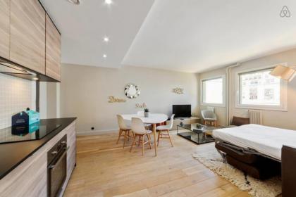 Beautiful 1 Bedroom Apartment near Eiffel Tower - image 13