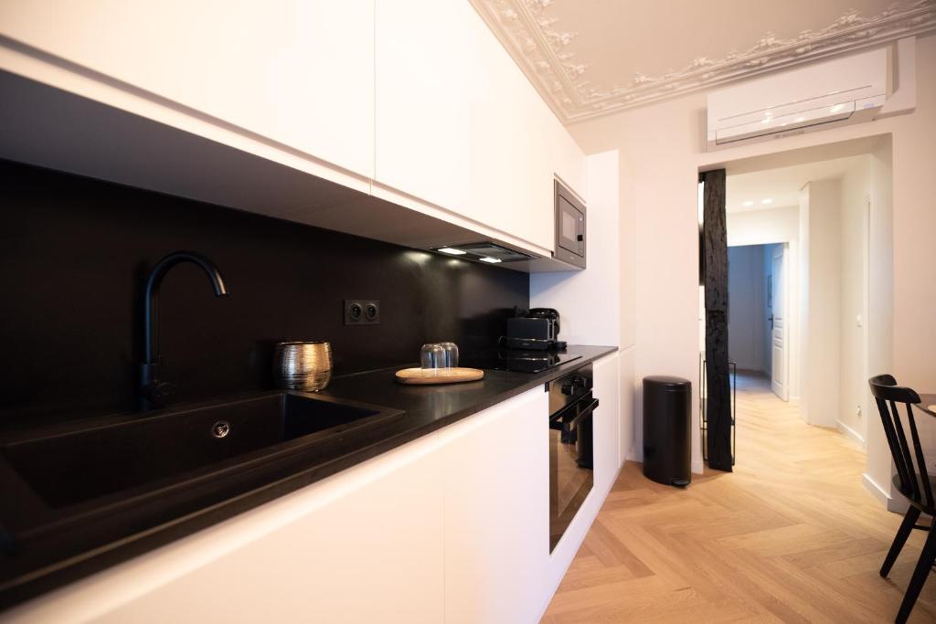 Luxury apartments in Paris Center - image 6