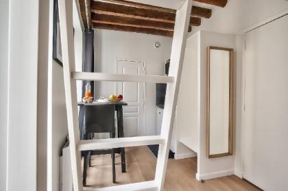 Lovely Mezzanine Studio in the Heart of Paris - image 11