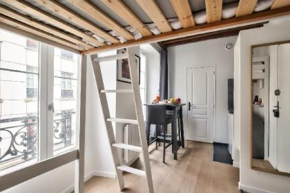 Lovely Mezzanine Studio in the Heart of Paris - image 12