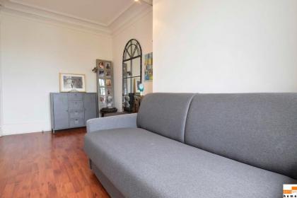 204340 - A two-room apartment with traditional chic style in the Marais - image 10