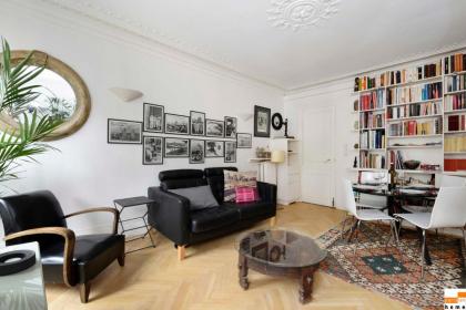 204340 - A two-room apartment with traditional chic style in the Marais - image 13