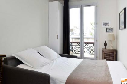 204340 - A two-room apartment with traditional chic style in the Marais - image 2