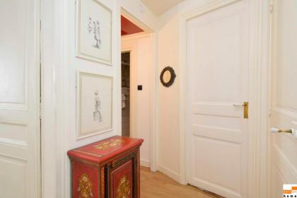 204340 - A two-room apartment with traditional chic style in the Marais - image 23