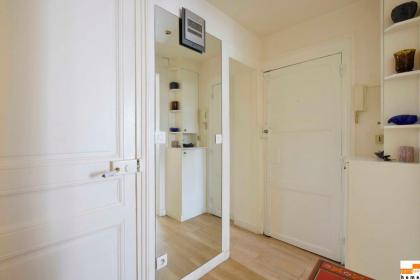 204340 - A two-room apartment with traditional chic style in the Marais - image 26