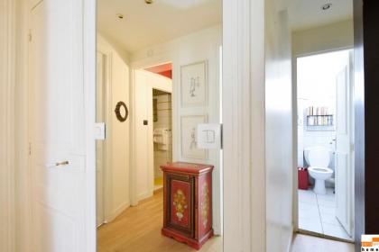 204340 - A two-room apartment with traditional chic style in the Marais - image 27