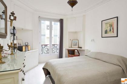 204340 - A two-room apartment with traditional chic style in the Marais - image 28