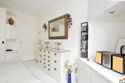 204340 - A two-room apartment with traditional chic style in the Marais - image 30