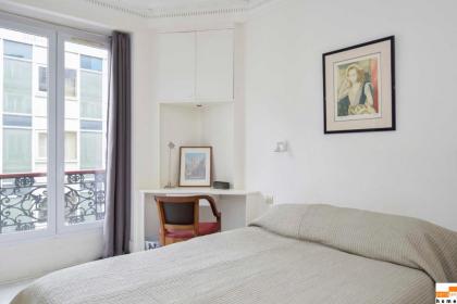 204340 - A two-room apartment with traditional chic style in the Marais - image 6