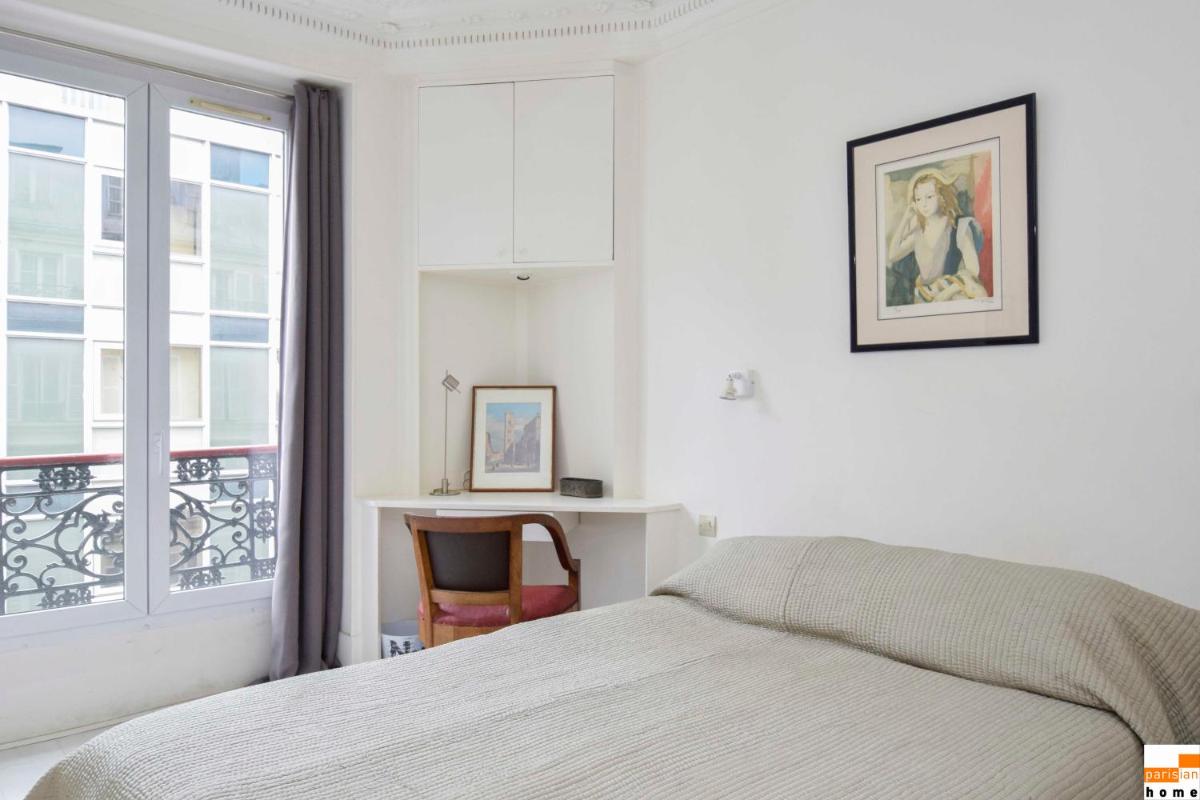 204340 - A two-room apartment with traditional chic style in the Marais - image 6